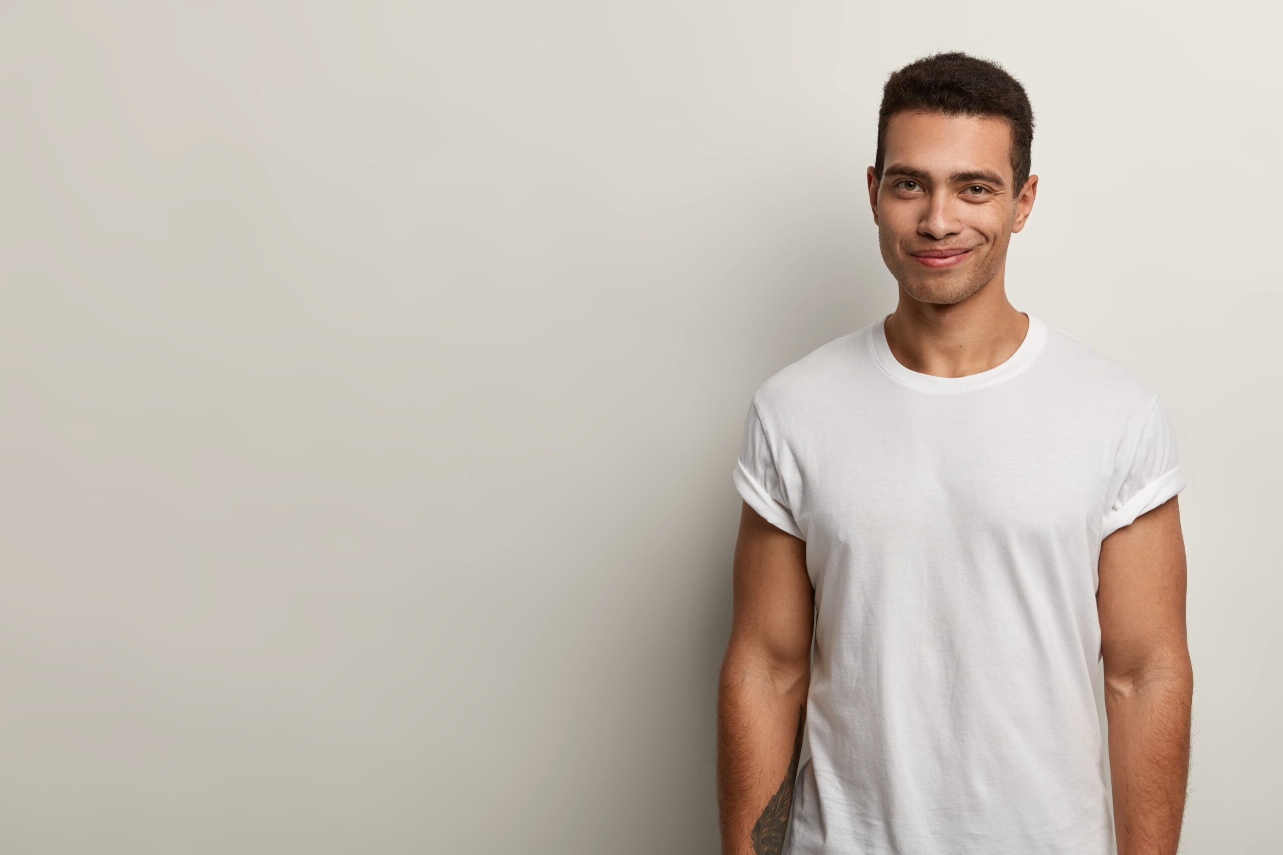 camiseta masculina manga curta basica preta gola v